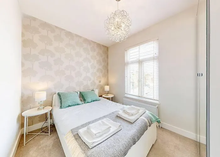 Stylish 2Bed2Bath Flat 4Min From Tube Station Villa London