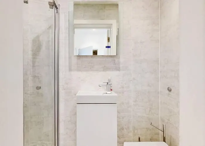 Stylish 2Bed2Bath Flat 4Min From Tube Station Villa London